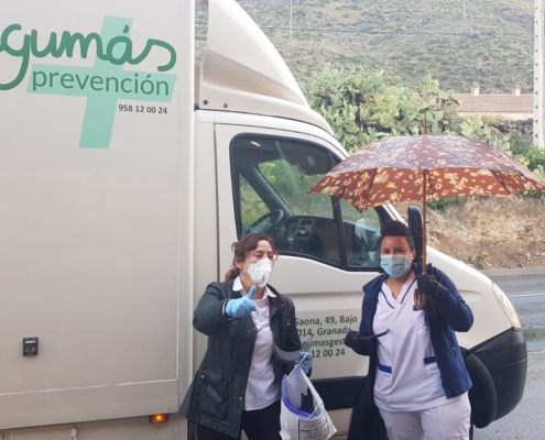 Reparto de mascarillas en Granada- Reparto en la unidad movil