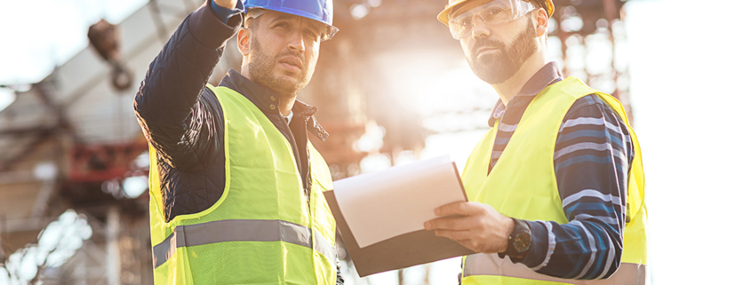 Seguridad en construcciones- Técnicos en obra con medidas de protección